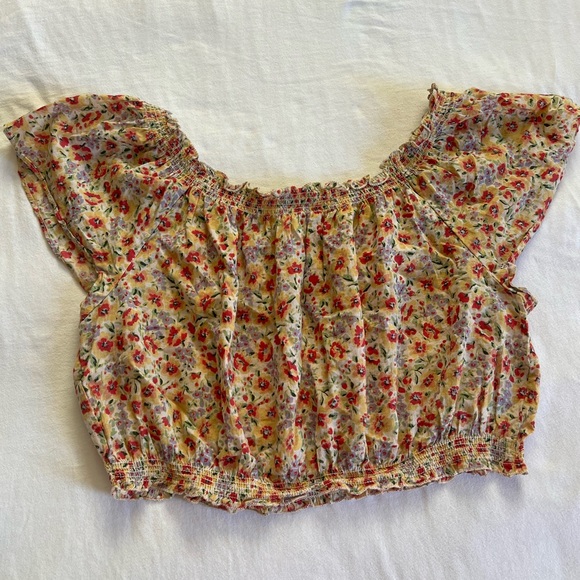 Floral print puff sleeve crop top from Urban Outfitters - Picture 3 of 4